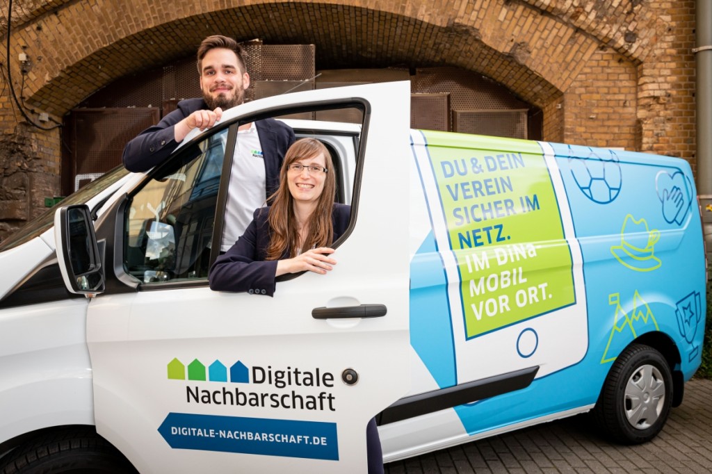 DiNa-Mobilreferenten Petra Rollfing und Robert Ossenkopp im DiNa-Mobil