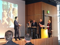 Moderator Tobias Ranzinger stellt die Jury des „UP18@it-sa Awards“ vor