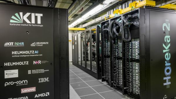 „HoreKa 2“: Mit seinen rund 33 PetaFLOPS soll der neue Hochleistungsrechner Berechnungen ermöglichen, welche auf herkömmlichen Computersystemen Monate oder Jahre dauern würden